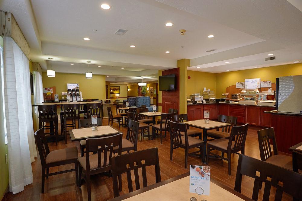 Holiday Inn Express Hotel & Suites Cadillac By Ihg Екстер'єр фото