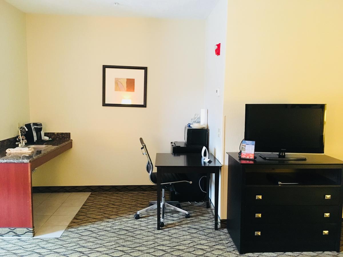 Holiday Inn Express Hotel & Suites Cadillac By Ihg Екстер'єр фото