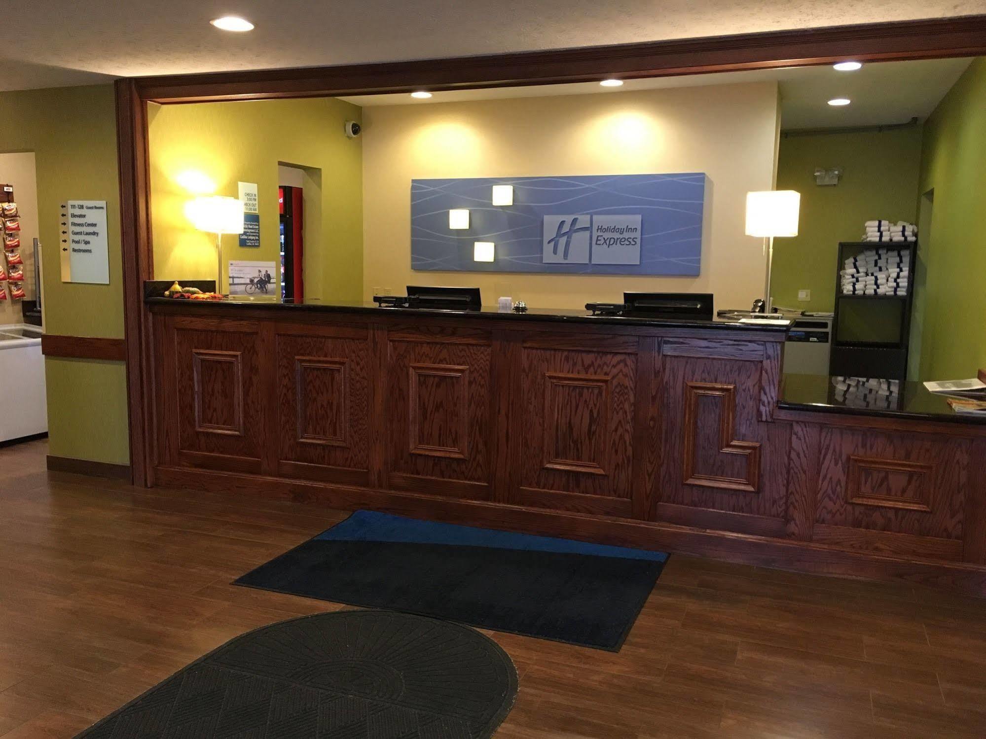 Holiday Inn Express Hotel & Suites Cadillac By Ihg Екстер'єр фото